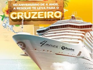 Um navio de cruzeiro branco navega em um mar azul tranquilo sob um céu ensolarado. O logotipo da Resolve Energia Solar e a frase "Energia Solar" estão no canto superior esquerdo. Flores tropicais, frutas e gaivotas decoram a imagem.