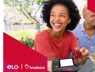 Anúncio da promoção "Débito Premiado" do Banco Bradesco. Concorra a prêmios de até R$ 50 mil usando seu cartão de débito Bradesco Elo.