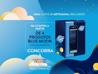 Anúncio promocional da cerveja Blue Moon com duas garrafas e um copo transbordando. O texto oferece a chance de ganhar uma cervejeira exclusiva na compra de 4 produtos.