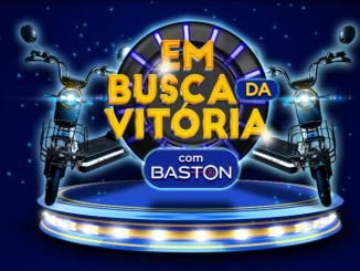 Imagem promocional de duas motos elétricas na Promoção Baston em um palco iluminado, com o texto "Em busca da vitória com Baston e Big Master" sobreposto. O fundo é azul escuro com detalhes em branco e amarelo.