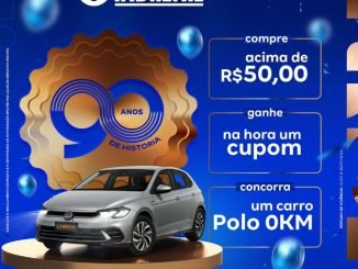 Anúncio promocional da Drogaria Indiana celebrando 90 anos. A imagem mostra um carro Polo prata, o prêmio da promoção, com o logotipo da Drogaria Indiana e detalhes da promoção.