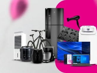 Imagem promocional da Sumirê em comemoração aos seus 40 anos, com fundo rosa e branco e diversos produtos como geladeira, bicicleta, secador de cabelos, notebook e outros. Um carro e balões flutuando transmitem sensação de festa. O texto convida os clientes a participarem da promoção e concorrerem a prêmios de 01/07/2024 a 31/12/2024.