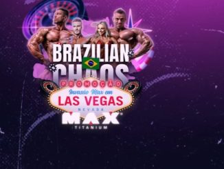Uma imagem promocional da Max Titanium anuncia uma promoção chamada "Invasão Max em Las Vegas", oferecendo aos participantes a chance de ir para Las Vegas com o Elite Team da Max Titanium. A imagem apresenta quatro pessoas vestindo roupas esportivas e sorrindo, transmitindo uma sensação de entusiasmo e motivação. A bandeira brasileira e a frase "Brazilian Chaos" destacam o toque brasileiro da promoção.