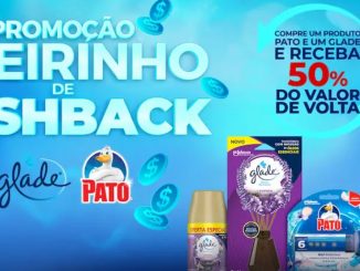 Anúncio da promoção "Cheirinho de Cashback" que oferece 50% de cashback na compra de um produto Pato e um Glade. A imagem mostra diversos produtos das duas marcas, como limpadores sanitários, aromatizadores de ambientes e pastilhas para vasos sanitários, além de notas de dinheiro voando representando o cashback.