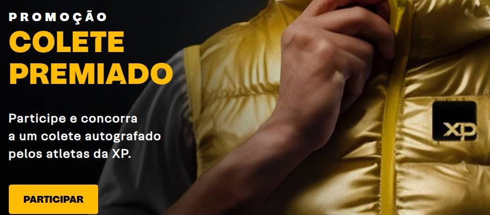 Promoção Colete Premiado Autografado pelos Atletas da XP Investimentos Um homem fecha o zíper de um colete dourado com a logo da XP Investimentos, em um fundo escuro. O colete é o prêmio de uma promoção da XP.