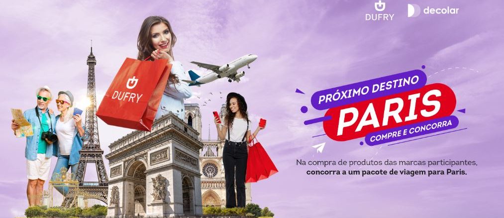 Promoção Dufry Próximo Destino Paris Logo da Dufry e da Decolar.com sobre um fundo azul. A Torre Eiffel aparece ao fundo, com duas pessoas sorrindo em primeiro plano. O texto principal diz: "Na compra de produtos das marcas participantes, concorra a um pacote de viagem para Paris."