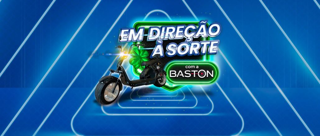 Uma scooter elétrica preta reluzente, adornada com um trevo de quatro folhas, simboliza a chance de ganhar na promoção "Em Direção à Sorte" da Baston e Max Atacadista.