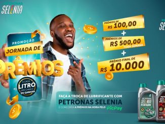 Anúncio promocional da Petronas Selenia com um carro em movimento e as cores azul e branca. O texto principal diz "Troque e concorra a R$100 todo dia, R$500 toda semana e R$10.000 no fim da promoção".