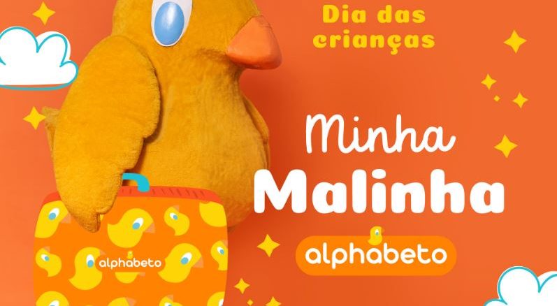 Promoção Malinha de Roupinhas Lojas Alphabeto Anúncio da promoção de Dia das Crianças das Lojas Alphabeto com um pato de borracha segurando uma mala com a inscrição "Alphabeto".