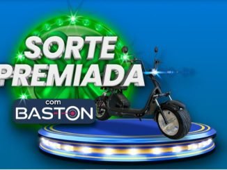 Uma moto elétrica azul brilhante, em cima de um pódio iluminado, é o prêmio do sorteio do Arena Atacado. O fundo azul escuro destaca o letreiro "SORTE PREMIADA com BASTON".