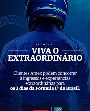 Promoção Viva o Extraordinário F1 e Amex American Express Brasil A imagem mostra um piloto de Fórmula 1 de costas, usando um capacete azul com o logo da American Express. O fundo é azul escuro e o texto em branco destaca uma promoção para clientes Amex concorrerem a ingressos e experiências na Fórmula 1 do Brasil.