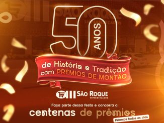 Imagem promocional de aniversário dos Supermercados São Roque. Fundo em tons dourados e alaranjados com confetes caindo. No centro, destaca-se o número "50" em branco, seguido por "ANOS" na vertical. Abaixo, uma faixa vermelha com os dizeres "de História e Tradição com PRÊMIOS DE MONTÃO". O logo do São Roque Supermercados aparece na parte inferior, junto com a frase "Faça parte dessa festa e concorra a centenas de prêmios".