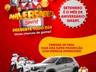Anúncio de aniversário da Rede Smart Supermercados com um carro prata e três motos brancas como prêmios. O fundo é vermelho com o texto "Aniversário Smart, Presente Todo Dia"