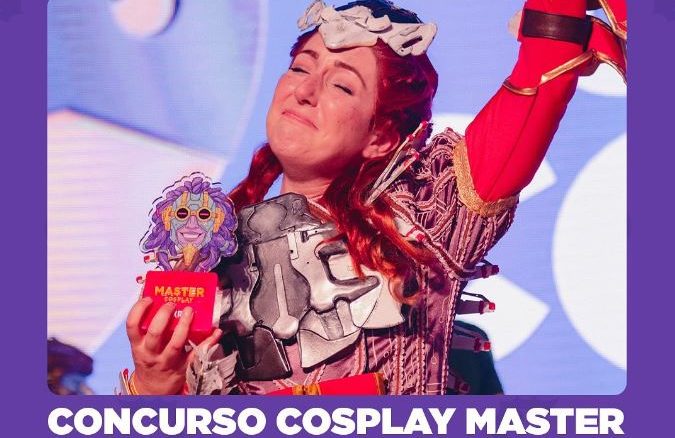 Concurso Cosplay Master CCXP24 Inscrições Abertas A imagem mostra uma cosplayer emocionada segurando um troféu do Concurso Cosplay Master da CCXP24. Ela veste uma armadura detalhada e exibe um sorriso de satisfação. O fundo é iluminado por luzes do palco e a imagem é emoldurada por um banner roxo com a inscrição "Inscrições Abertas" no topo.