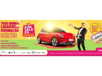 A imagem apresenta a promoção "Fortaleza Liquida 2024". Em destaque, um carro elétrico GWM Ora vermelho, com uma pessoa ao lado apontando para ele. O fundo é amarelo, com texto em rosa e branco. A promoção ocorre de 30 de agosto a 7 de setembro. Há menção a prêmios instantâneos de R$ 50 mil em cupons raspadinhas. Logotipos de patrocinadores e instruções para conferir o regulamento também estão presentes.
