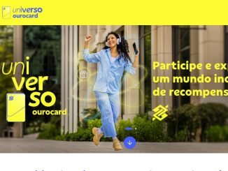 Banner promocional do Universo Ourocard do Banco do Brasil. Uma mulher sorridente, vestida de azul claro, usa fones de ouvido e segura um celular enquanto celebra. Ao fundo, um ambiente urbano com vegetação. O texto destaca: "Participe e explore um mundo incrível de recompensas!" com ícones de presente e moedas.