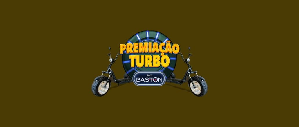 Premiação Turbo com Baston e Quartetto Supermercados no Tocantins Banner promocional com fundo marrom escuro. O texto "PREMIAÇÃO TURBO" em destaque, com "com BASTON" logo abaixo. Uma scooter estilizada no centro e um círculo brilhante ao fundo. Promoção em parceria com a Rede Quartetto Supermercados no Tocantins.