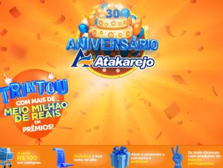Banner comemorativo do 30º aniversário do Atakarejo na Bahia, com fundo laranja vibrante e confetes. No centro, um bolo decorado com balões azuis e laranja, destacando o número 30. O texto "Trintou com mais de meio milhão de reais em prêmios" está em destaque. Na parte inferior, instruções para participar da promoção: a cada R$ 100 em compras, cadastre a nota no site, abra um presente e concorra a prêmios, com chances dobradas ao comprar produtos de marcas participantes.