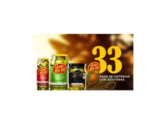 Celebração dos 33 anos da Vale Fértil com diversos potes de azeitonas em destaque e a promessa de um ano de produtos grátis.
