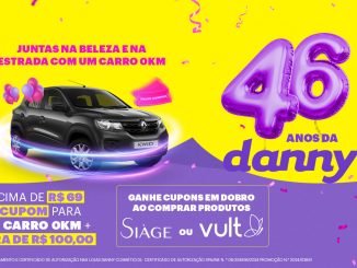 A imagem é um anúncio colorido da promoção de aniversário de 46 anos da Danny Cosméticos. À esquerda, uma mulher animada, vestida de amarelo, segura uma sacola da loja. No centro, as palavras "Promoção de Aniversário" estão em letras grandes e roxas. À direita, um carro Renault Kwid preto é decorado com balões coloridos. A promoção oferece cupons para concorrer a um carro 0km e 46 vales-compra de R$100,00 em compras acima de R$69,00. Compras de produtos Siàge ou Vult dão direito a cupons em dobro. A promoção é válida de 5 de julho a 9 de setembro.