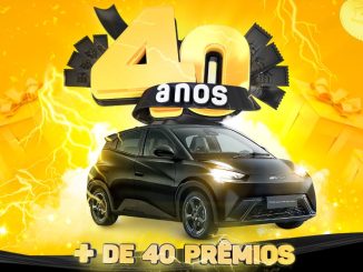 Anúncio da Multicoisas comemorando 40 anos com uma promoção especial para clientes Multilovers. A imagem mostra um carro BYD Dolphin Mini, balões e confetes coloridos. O texto destaca os prêmios: 1 carro, 10 prêmios de compras grátis por um ano e 30 vales-compra de R$1000. Para participar, cadastre-se, compre e informe seu CPF.