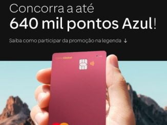 Uma mão segura um cartão C6 Bank Conta Global em frente a um cenário montanhoso, para a Promoção C6PorAí.