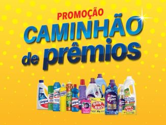 Anúncio da promoção "Caminhão de Prêmios" da BomBril, com um homem sorridente cercado por prêmios como carro, geladeira, TV e outros, e diversos produtos de limpeza da marca exibidos.