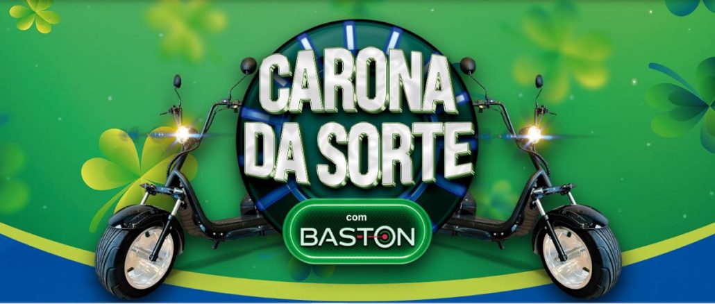Promoção Carona da Sorte com Baston e Koch Komprão Atacadista Duas scooters elétricas pretas com detalhes em verde e azul, estacionadas em um fundo verde com trevos de quatro folhas. O logotipo da Baston está no centro da imagem, dentro de um círculo azul com o texto "Carona da Sorte".