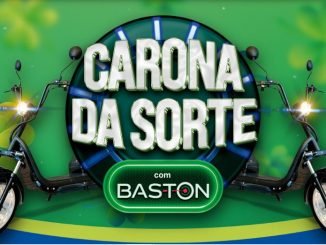Duas scooters elétricas pretas com detalhes em verde e azul, estacionadas em um fundo verde com trevos de quatro folhas. O logotipo da Baston está no centro da imagem, dentro de um círculo azul com o texto "Carona da Sorte".
