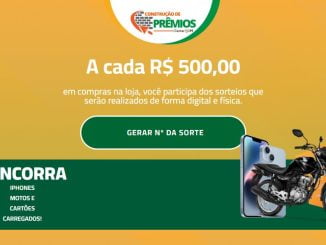Imagem promocional da Centersim Materiais de Construção com fundo em tons de laranja e verde. No topo, o logotipo da promoção "Construção de Prêmios". O texto central diz: "A cada R$ 500,00 em compras na loja, você participa dos sorteios que serão realizados de forma digital e física." Há um botão verde com a frase "GERAR N° DA SORTE". Na parte inferior, a palavra "CONCORRA" está em destaque, com uma lista de prêmios: iPhones, motos e cartões carregados. À direita, imagens ilustrativas de uma moto, um smartphone e cartões da CenterSim.