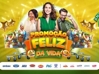 Banner promocional do Supermercado Alvorada em Minas Gerais, destacando a "Promoção Feliz da Vida". No centro, três pessoas felizes, um homem e duas mulheres, ao lado de carrinhos de compras cheios de produtos. O fundo é verde e dourado, com estrelas brilhantes. À esquerda, o logotipo do supermercado. À direita, informações sobre prêmios instantâneos de 500 mil reais, vales-compra de 100, 200 e 250 reais, e raspadinhas a cada 100 reais em compras. Logotipos de marcas parceiras estão na parte inferior.