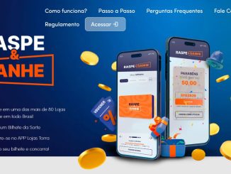 Imagem promocional das Lojas Torra com o tema "Raspe e Ganhe". Dois celulares exibem a interface do aplicativo da promoção. O primeiro celular mostra um bilhete virtual para raspar, enquanto o segundo exibe uma mensagem de parabéns com um prêmio de R$50,00. Moedas douradas e um presente simbolizam prêmios. No canto superior esquerdo, está o logotipo das Lojas Torra. Instruções para participar incluem: comprar em uma das lojas, ganhar um bilhete da sorte, cadastrar-se no app e raspar o bilhete. Links para "Como funciona?", "Passo a Passo", "Perguntas Frequentes" e "Fale Conosco" estão disponíveis, além de um botão para acessar o regulamento.