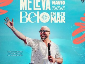 Cartaz promocional do evento "Me Leva Pro Navio Belo em Alto Mar". Um artista está no centro, segurando um microfone, com um navio de cruzeiro e o mar ao fundo. Elementos tropicais e cores vibrantes em azul e laranja decoram o design. O cartaz destaca a participação de vários artistas, incluindo Grupo Soweto, Ludmilla, Pixote, Turma do Pagode, Thiaguinho, Ferrugem e DJ FB.