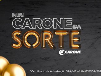 Banner promocional da campanha "Meu Carone da Sorte" do supermercado Carone. À esquerda, o título "MEU CARONE DA SORTE" em letras grandes e chamativas. Abaixo, informações sobre a promoção: a cada R$50 em compras, o cliente pode cadastrar seu cupom fiscal no site ou app do Carone e concorrer a um Volvo EX30 Core E40 e uma moto BMW G310R. O passo a passo para participar inclui fazer cadastro no app Clube Carone e informar o CPF no ponto de venda (PDV). É necessário informar o CPF a cada nova compra para que os cupons sejam cadastrados automaticamente. O cliente pode acompanhar tudo pelo aplicativo ou pelo portal do consumidor. À direita, uma imagem ilustrativa de um carro Volvo EX30 Core E40 branco e uma moto BMW G310R, com um fundo estilizado e elementos dourados decorativos.