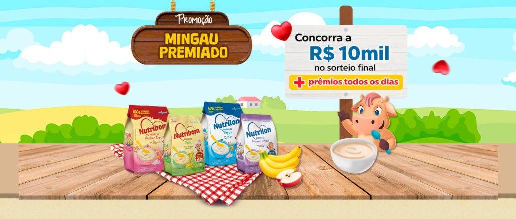 Promoção Mingau Premiado Nutrilon e Nutribom Imagem promocional da campanha "Mingau Premiado" das marcas Nutrilon e Nutribom. Cenário rural com céu azul, colinas verdes e uma casinha rosa ao fundo. Em primeiro plano, uma mesa de madeira exibe quatro embalagens de mingau Nutribom e Nutrilon em cores variadas (amarelo, verde, azul e roxo), uma tigela branca com mingau, uma banana e uma maçã sobre uma toalha xadrez vermelha e branca. À direita, um personagem animado de bebê segura uma colher azul, com expressão surpresa. Acima, uma placa de madeira anuncia "Promoção Mingau Premiado". Outra placa branca informa: "Concorra a R$ 10 mil no sorteio final" e "prêmios todos os dias". Corações vermelhos flutuam no ar.