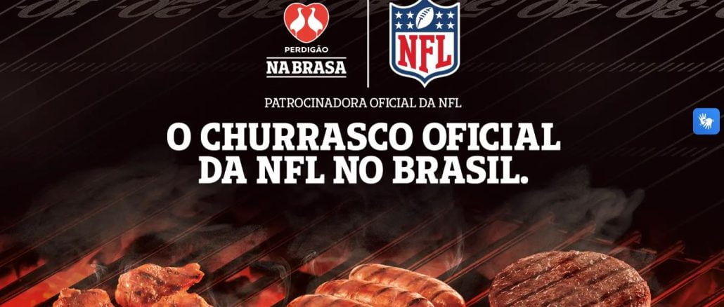 Promoção NFL e Perdigão - O Churrasco Oficial da NFL no Brasil Imagem promocional da parceria entre a Perdigão e a NFL, destacando um churrasco com carnes grelhadas, incluindo pedaços de carne, salsichas e hambúrgueres. A imagem inclui os logotipos da Perdigão Na Brasa e da NFL, com o texto "O Churrasco Oficial da NFL no Brasil". Abaixo, instruções para participar de uma promoção no Instagram, que envolve seguir o perfil @perdigao, comentar sobre produtos da linha Na Brasa e marcar amigos com a hashtag #PerdigaoNaNFLBR.