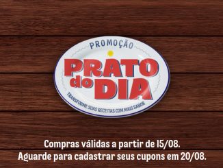 Imagem de um prato branco com borda azul no centro de um fundo de madeira. No prato, está escrito "Promoção Prato do Dia" em letras grandes e vermelhas. Abaixo, em letras menores, lê-se "Transforme suas receitas com mais sabor". Na parte inferior da imagem, em texto branco, as instruções: "Compras válidas a partir de 15/08. Aguarde para cadastrar seus cupons em 20/08."