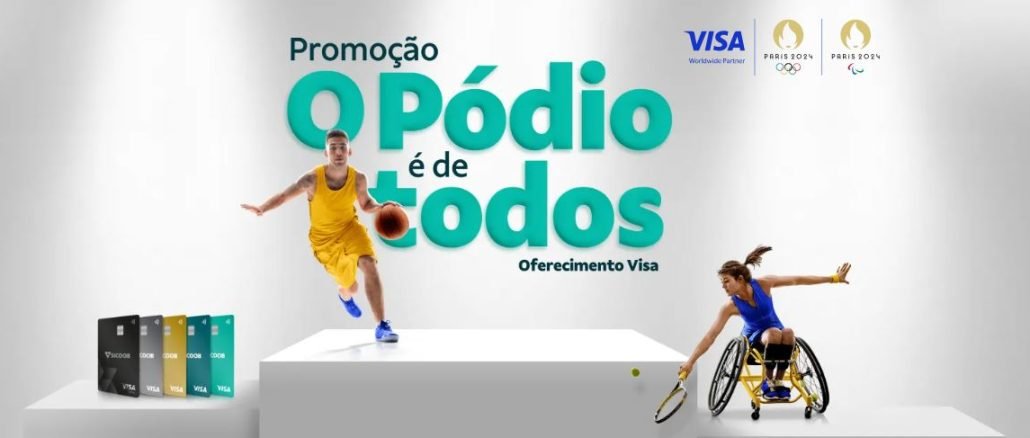 Promoção Sicoob e VISA O Pódio é de Todos Imagem promocional da campanha "O Pódio é de Todos" do Sicoob Visa. A imagem mostra diversos prêmios como bolsa, copo térmico, ecobag e boné, indicando a quantidade de medalhas necessárias para cada um. Um botão "Quero Participar" convida o usuário a se inscrever. O texto descreve como participar e informa que novos cartões ganham uma medalha extra.