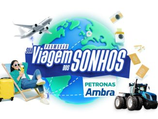 Uma pessoa relaxa em uma espreguiçadeira à beira-mar, com um sorriso no rosto, segurando um smartphone e óculos escuros. Uma mala amarela está ao seu lado, sugerindo uma viagem. Um avião voa ao redor do globo terrestre, reforçando a ideia de aventura. Um trator e produtos Petronas Ambra indicam o público-alvo da Promoção Sua Viagem dos Sonhos Petronas Ambra.