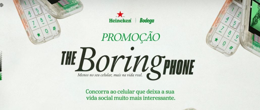 Promoção The Boring Phone Bodega Heineken Uma foto de um telefone celular transparente (The Boring Phone) com botões grandes e tela pequena. O telefone está sobre uma mesa de madeira ao lado de uma garrafa de cerveja Heineken. O logo da Heineken e da Bodega estão presentes na imagem.