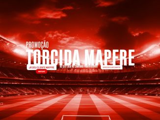 Anúncio da MAPFRE com fundo vermelho e imagem de um estádio de futebol em tons de cinza. O texto em branco destaca a promoção da seguradora para a final da CONMEBOL Libertadores em Buenos Aires. Ao contratar um seguro Auto, Vida ou Residencial, clientes e não clientes concorrem a prêmios e a uma viagem com tudo pago para a final.