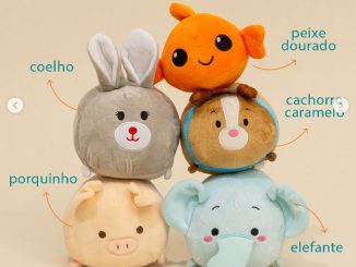 A imagem apresenta um conjunto de cinco pelúcias empilhadas em formato redondo, cada uma representando um animal distinto. No topo, um peixe dourado vibrante. Abaixo dele, um cachorro caramelo com detalhes em azul. No meio, um coelho cinza com orelhas longas. Na base, um porquinho rosa suave e um elefante azul claro com tromba curta. O texto informa sobre um sorteio que premiará dois vencedores com um kit dessas pelúcias da Família Cobasi.
