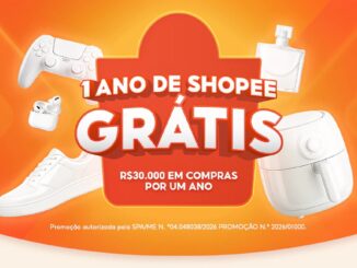 Banner promocional da Shopee com fundo laranja informando sobre a promoção de um ano de compras grátis. A imagem mostra o valor de R$30.000 e diversos produtos brancos como um controle de videogame, fones de ouvido, tênis, perfume e fritadeira elétrica flutuando ao redor do texto central.