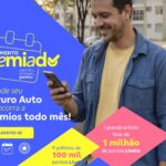 Imagem promocional do Agendamento Premiado com um homem sorridente usando celular ao lado de um carro amarelo, oferecendo prêmios em pontos Livelo para seguro auto.