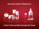Publicidade da linha Cuide-se Bem Cereja de Fases de O Boticário com produtos em tons de rosa e vermelho dispostos sobre um fundo vermelho e decorados com cerejas frescas.