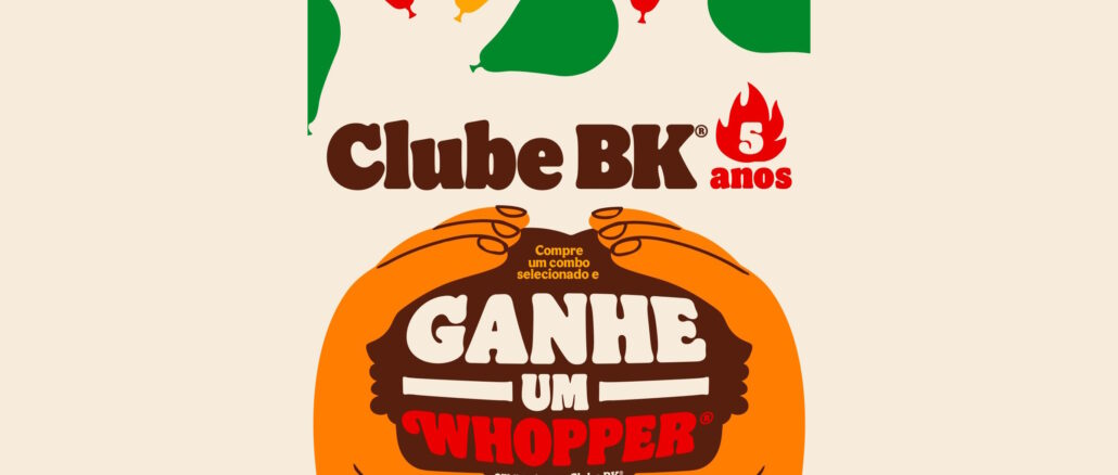 Anúncio de aniversário de 5 anos do Clube BK. A imagem mostra balões coloridos no topo e uma ilustração central de mãos segurando um hambúrguer estilizado. O texto informa que ao comprar um combo selecionado, o cliente ganha um Whopper em pontos no programa de fidelidade.