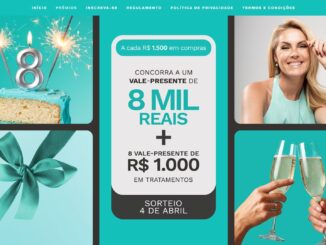 Banner promocional em tons de azul turquesa apresentando prêmios de aniversário. A imagem exibe um bolo com a vela número oito, uma mulher sorridente, um laço de presente e um brinde com taças de espumante.