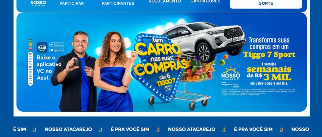 Aniversário Nosso Atacarejo 2026 Banner promocional do Nosso Atacarejo com o tema Tem Carro nas Suas Compras. A imagem mostra um casal sorridente ao lado de um SUV Tiggo 7 Sport branco saindo de um carrinho de compras gigante e iluminado. O texto destaca o sorteio de seis veículos e prêmios semanais de R$3MIL em vales-compra.