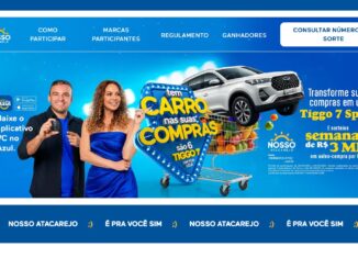 Banner promocional do Nosso Atacarejo com o tema Tem Carro nas Suas Compras. A imagem mostra um casal sorridente ao lado de um SUV Tiggo 7 Sport branco saindo de um carrinho de compras gigante e iluminado. O texto destaca o sorteio de seis veículos e prêmios semanais de R$3MIL em vales-compra.