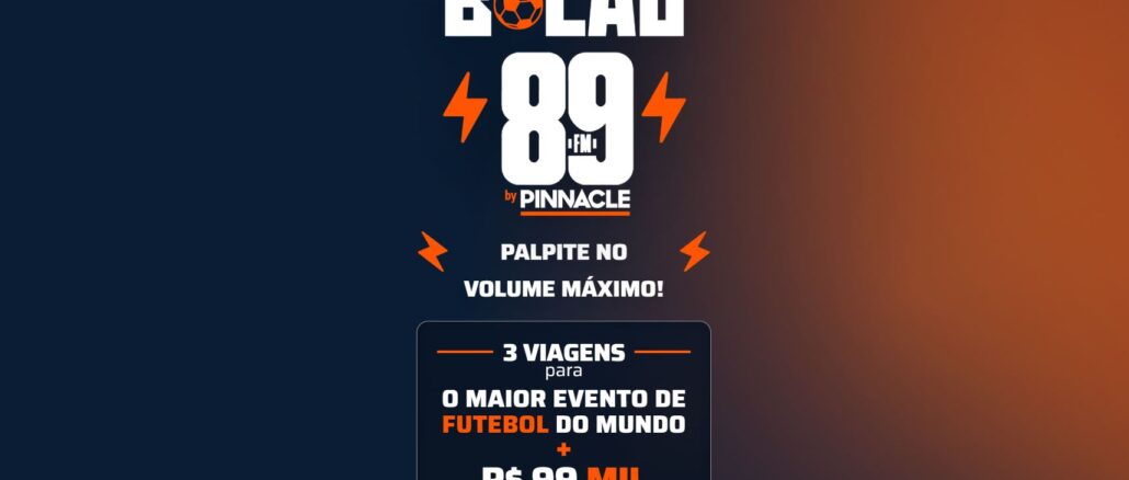 Bolão 89FM by Pinnacle Banner promocional do Bolão 89 by Pinnacle com fundo em gradiente azul e laranja. O anúncio destaca prêmios de 3 viagens para o maior evento de futebol do mundo e R$99 MIL em prêmios.